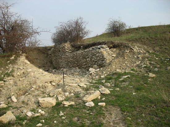Недалеко от села, в сторону аэроклуба, экспедицией Марка Крамаровского ведутся раскопки поселения конца XVII века.