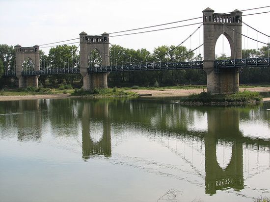 Подвесной мост через Луару