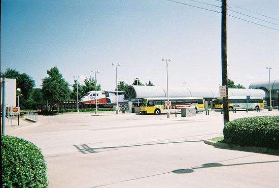 Автобусы и поезд на станции Ирвинг-Южный (англ. )