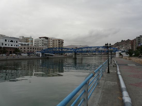 Эль-Мукалла. Канал и синий мост в Новом Городе Эль-Мукаллы.