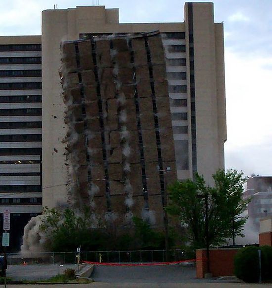 Снос здания в Буффало методом взрыва