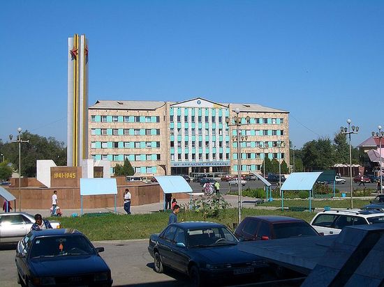 Районная больница и памятник павшим в Великой Отечественной Войне