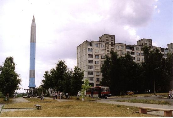 Баллистическая ракета-памятник на Бульваре Бородинского (до переноса в минский музей «Линия Сталина»)
