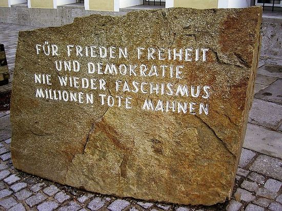 Камень за мир, свободу и демократию перед домом, где родился Гитлер
