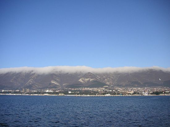 Вид на северо-восточную часть Геленджикской бухты, облачная «борода» над хребтом Маркотх. (Середина зимы 2006)