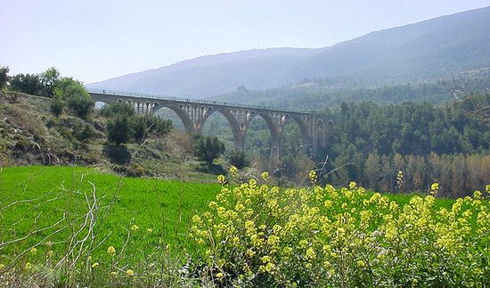 Хотя виадук, построенный для железной дороги, которая так никогда и не связала Алькой с Аликанте, опирается на восемь арок, называют его мостом «Семи лун»