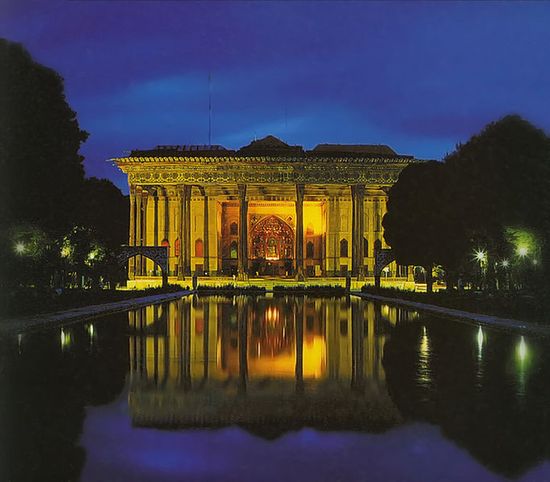 Дворец сорока колонн (Чехел Сотун) в Исфахане