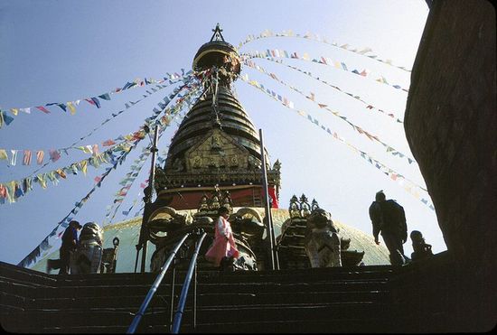 Ступа Сваямбунатх в Непале, украшенная молитвенными флажками