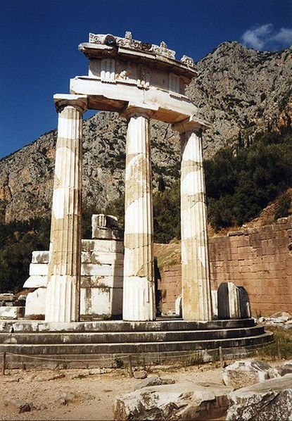 Дельфийский толос — Храм Афины Пронайи.
