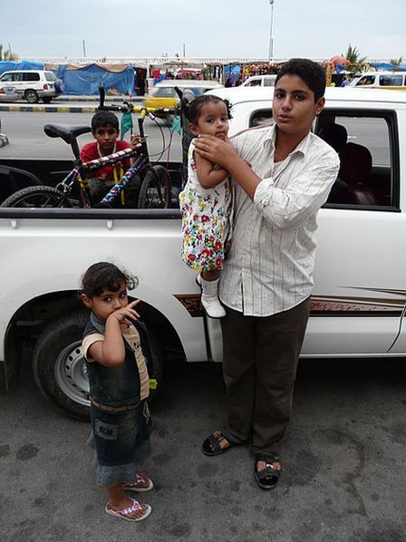 Дети возле машины на улице Старого Города Эль-Мукаллы.