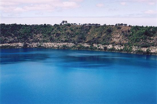 Голубое озеро — одна из главных достопримечательностей Маунт-Гамбира.