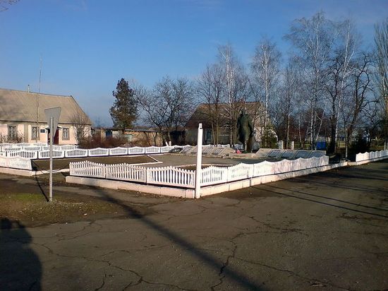 Братская могила и памятник советским воинам, погибшим при освобождении села.