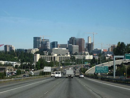 Вид на деловой центр Белвью с автомагистрали I-405, с юга. Август 2007 года