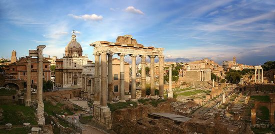 Римский форум, в центре — колонны храма Сатурна, за ними триумфальная арка Септимия Севера
