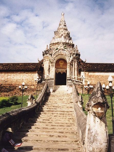Лестница в Ват Пхра Тхат Лампанг Луанг
