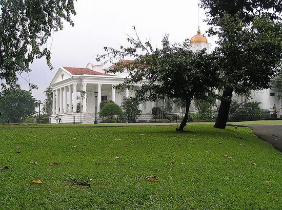 Бывшая резиденция нидерландского генерал-губернатора, ныне — летний дворец президента Индонезии