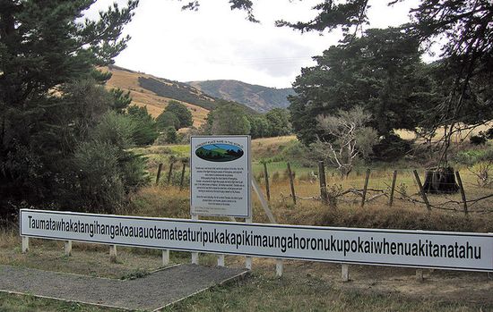 Указатель с самым длинным топонимом в мире — название горы на языке маори, для краткости именуемой Таумата