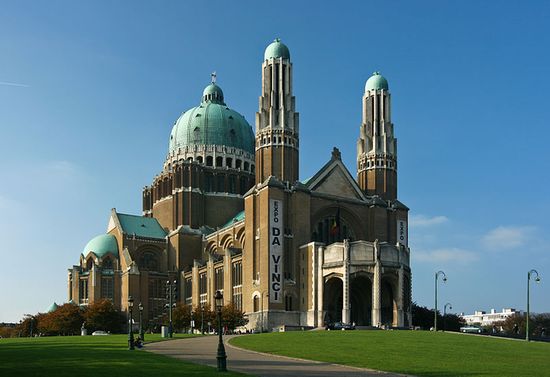 Смешение стилей ар-деко и неоготики в архитектуре базилики Святого Сердца (XX век)