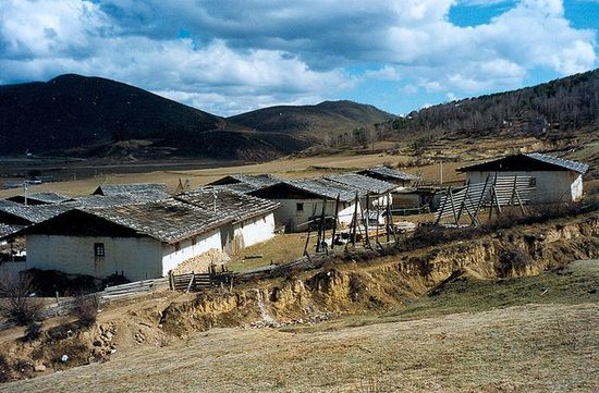 Тибетские дома на окраине города Чжундянь