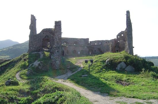 Руины замка Дева