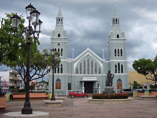 Главная площадь и католическая церковь Агуады