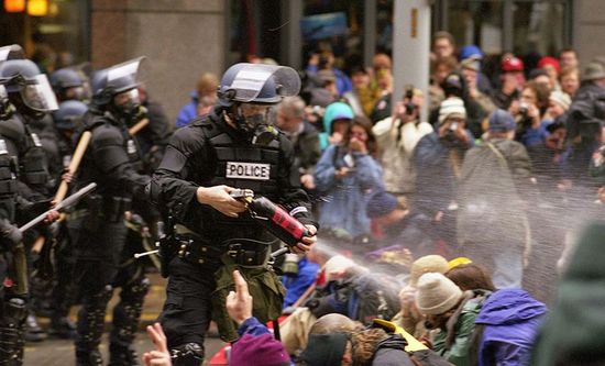 Полиция против протестующих во время конференции ВТО 1999-го года.