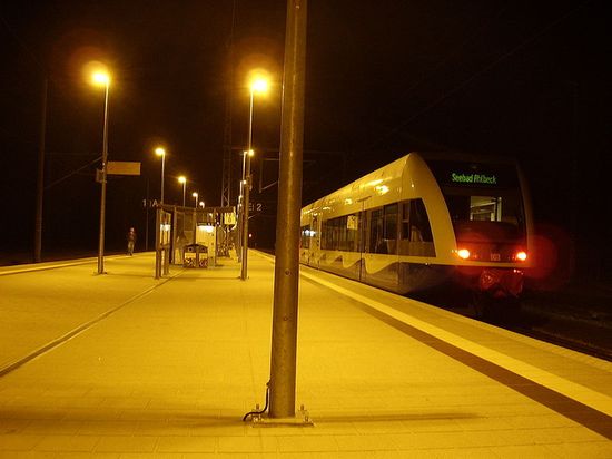 Платформа вокзала Цюссова, с поездом Узедомских курортных линий, отправляющимся на Альбек.