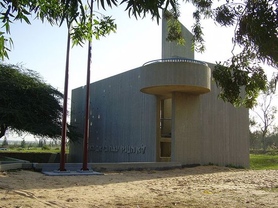 Военный мемориал в Нириме