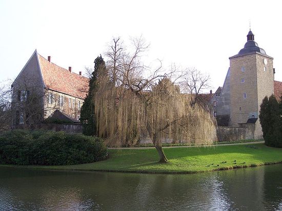 Замок Бургштайнфурт, окружённый водой