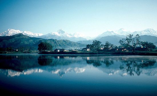Покхара и озеро Пхева с видом на горы вокруг Аннапурны: Мачапучаре и Ламджунг Химал
