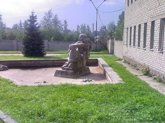 Скульптура у входа на янтарный комбинат