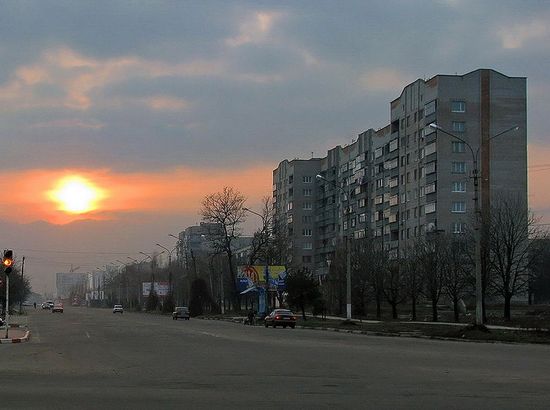 Одна из центральных улиц города — Первомайская на фоне зимнего заката