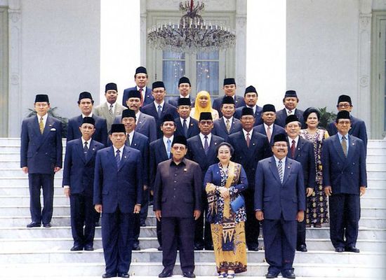 Президент Абдуррахман Вахид и вице-президент Мегавати Сукарнопутри во главе сформированного ими правительства. Октябрь 2000 года
