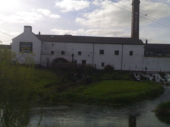 Местный завод по розливу виски