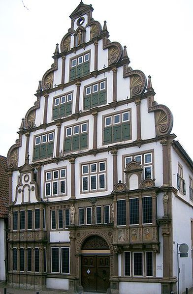 Музей Hexenbrgermeisterhaus () (дословно: «дом бургомистра — [охотника на] ведьм») в Лемго.