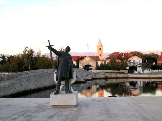 Памятник князю Бранимиру. На заднем плане Нижний мост и Нижние ворота