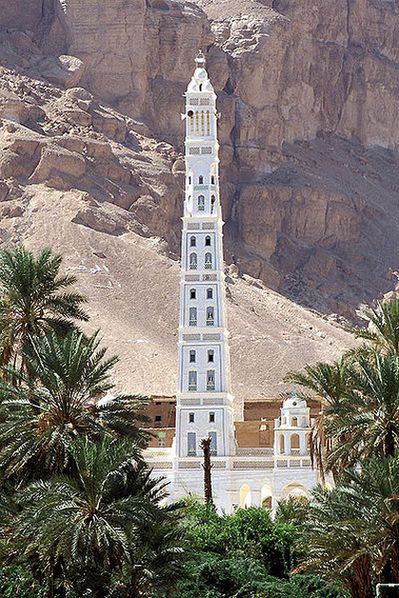 Минарет мечети Аль-Мухдхар в Тариме. Высота составляет 53 метра и признан одним из самых высоких грунтовых сооружений в мире.