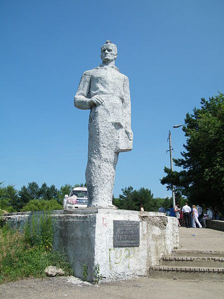 Памятник Владимиру Арсеньеву на сопке возле города