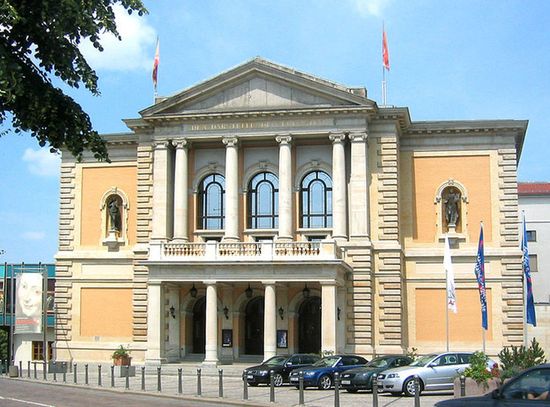 Здание оперы в Галле