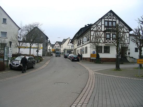 Вид на главную улицу коммуны — Хунсрюкштрассе. 10 декабря 2006 года.