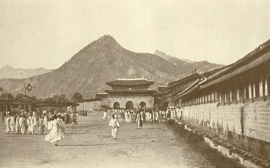 Улица перед дворцом Кёнбоккун в XIX веке