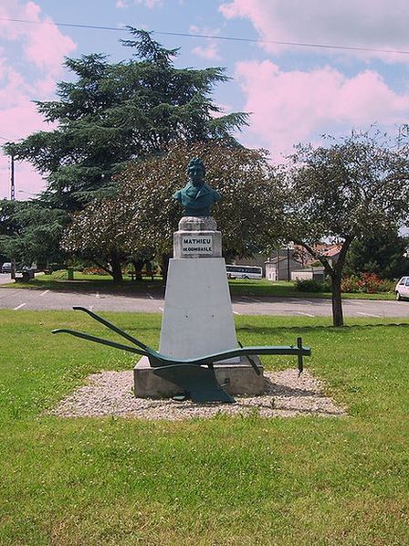 Домбаль-сюр-Мёрт. Памятник французскому агроному Матье Домбалю.