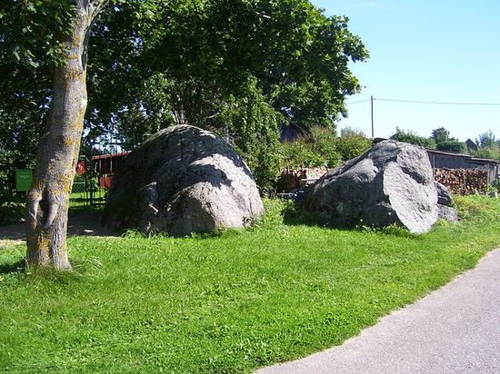 Камни у дороги в деревне