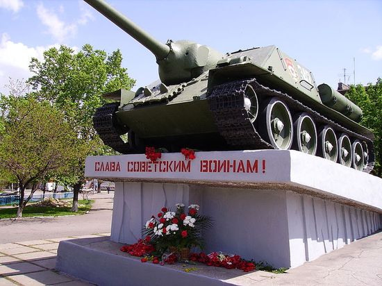 Самоходная артиллерийская установка на площади 30-летия Победы