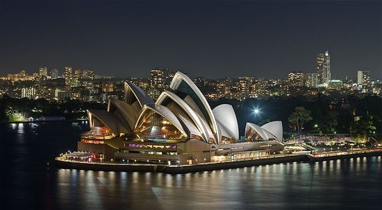 Здание Сиднейской оперы. Ночной вид с моста Харбор-Бридж.