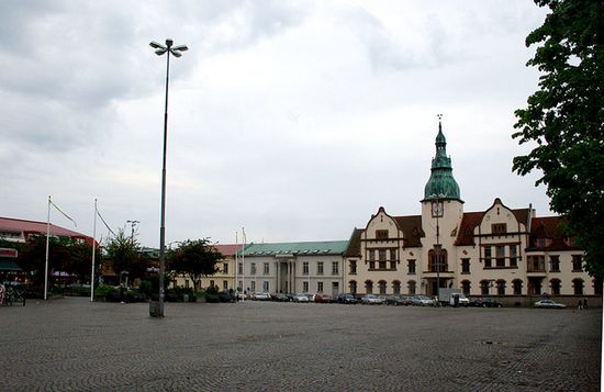 Центральная площадь и ратуша