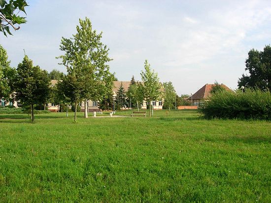 Парк в центре села где ранее была католическая церковь