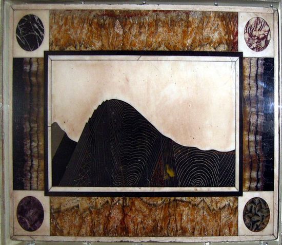 Изображение Эктон-хилл в разрезе, сделанное из эшфордского чёрного мрамора и «голубого Джона»