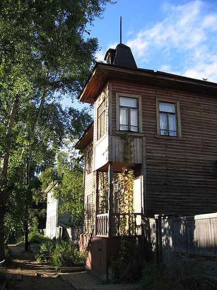 Старый деревянный дом в центре города