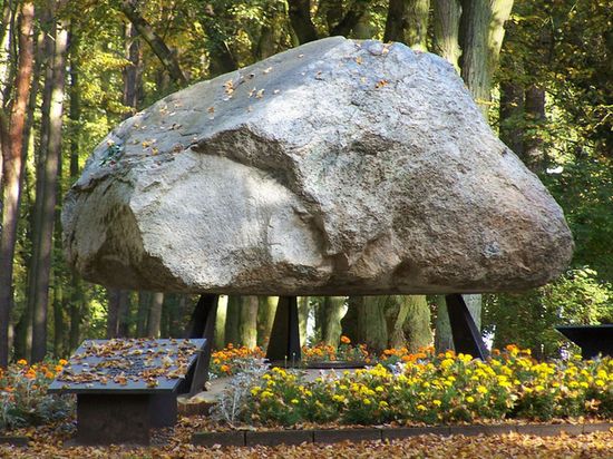 Камень в парке